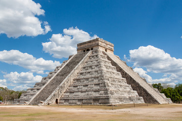 Fototapeta na wymiar Mayan Piramida w Chitchen Itza