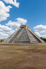 Fototapeta na wymiar Mayan Piramida w Chitchen Itza
