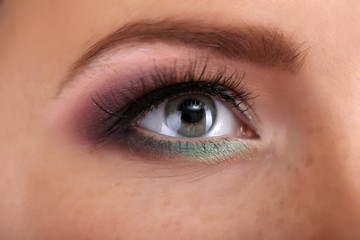 Fototapeta na wymiar Piękna kobieta oko z jasny make-up, z bliska