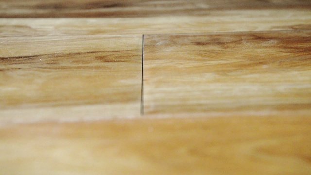 installs laminate with special clicks