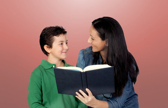 M&egrave;re et fils avec un livre