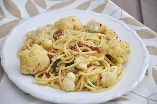 Pasta mit Blumenkohl, Lauch und Chili