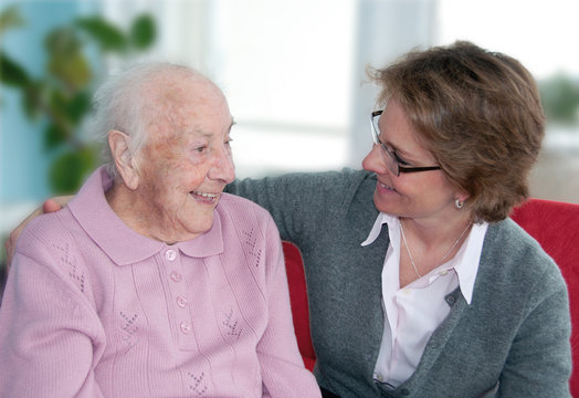 Pflegerin im Gespräch mit alter Dame