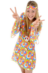 Junge Frau im Hippie-Kostüm