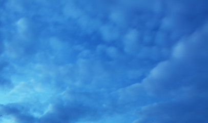 Fototapeta na wymiar Błękitne niebo z chmury