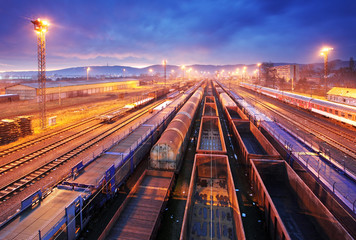 Obraz na płótnie Canvas Platforma pociąg towarowy w nocy - trasportation Freight