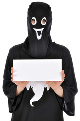 Junge Frau in Halloween-Kostüm hält leeres Schild