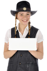 Junge Frau im Cowboy-Kostüm hält leeres Schild
