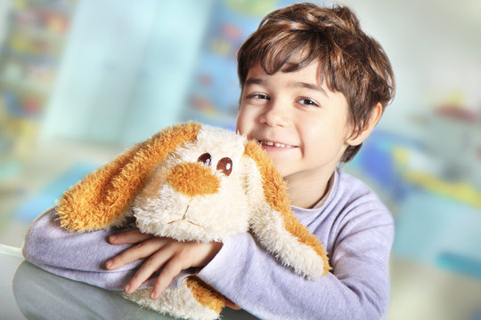bambino con cagnolino di peluche