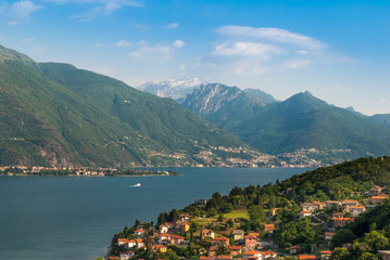 Fototapeta na wymiar Słoneczny widok na Jezioro Como