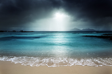 dunkler Himmel am Strand der Insel La Digue, Seychellen © Iakov Kalinin