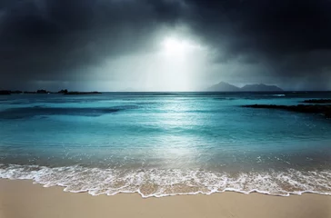 Crédence de cuisine en verre imprimé Plage et mer ciel sombre sur la plage de l& 39 île de la Digue, Seychelles