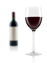 Rotweinglas und Rotwein Flasche