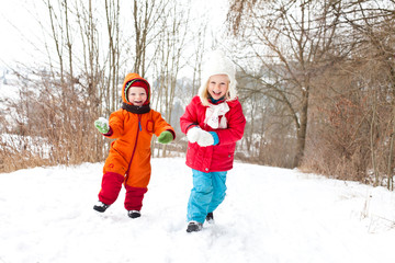 Fototapeta na wymiar Dziewczyna i chłopak w śniegu