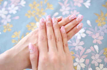 ネイルアートの手と着物