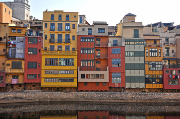 Colores de la mañana en Girona, casas colgadas