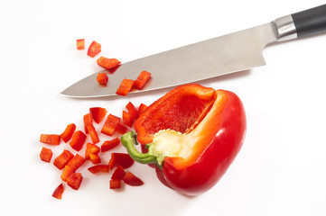 Messer mit Paprika auf weiss