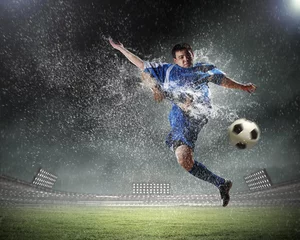 Schilderijen op glas voetballer die de bal slaat © Sergey Nivens