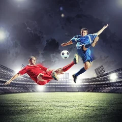Poster Im Rahmen zwei Fußballspieler, die den Ball schlagen © Sergey Nivens