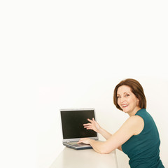 Naklejka premium Frau zuhause am Notebook