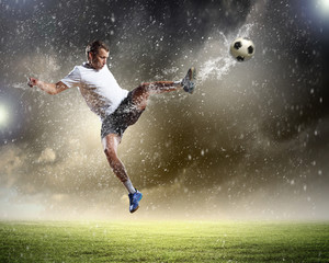 Fototapeta na wymiar piłkarz uderzając piłkę