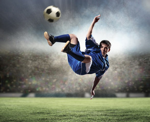 Obraz na płótnie Canvas piłkarz uderzając piłkę