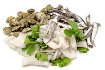 Calamares,boquerones y almejas crudos