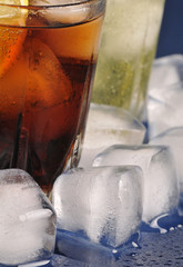 Napoje w szklankach z lodem © Justyna Kaminska