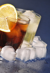 Napoje w szklankach z lodem © Justyna Kaminska