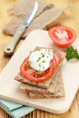 Knäckebrot mit Tomaten und Quark