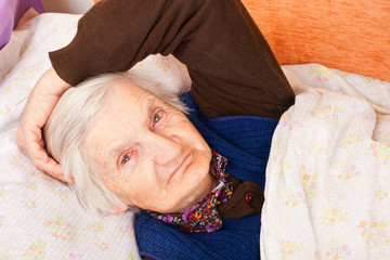 Obraz na płótnie Canvas Osoby w podeszłym wieku samotna kobieta spoczywa w łóżku