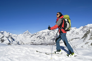 Fototapeta na wymiar narciarstwo biegowe wznosi się do szczytu, Alpy Włoskie