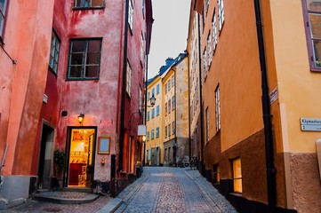 Fototapeta na wymiar Narrow brukowanej ulicy i kolorowe budynki w Sztokholmie