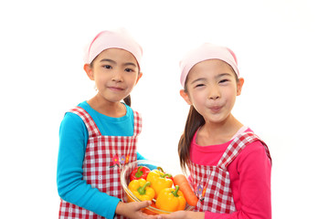 料理にチャレンジする姉妹