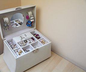 jewelery box - kuferek - obrazy, fototapety, plakaty