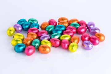 Fototapeta na wymiar kolorowe pisanki wykonane z czekolady na białym tle