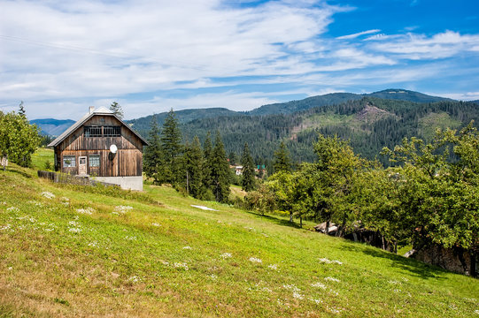 Fototapeta A typical "Dacha" in the Ukrainian Carpathian mountains 
