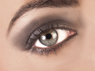 Obraz premium Ojo de mujer maquillado en primer plano. Vista de frente y de cerca