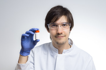 Ein Wissenschaftler präsentiert Medikamente