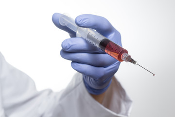 Nahaufnahme einer Spritze mit roter Fl&uuml;ssigkeit