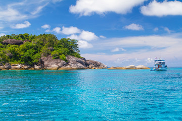 Obraz premium Turquoise water of Andaman Sea at Similan islands, Thailand