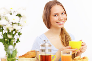 Beautiful young woman drinking tea