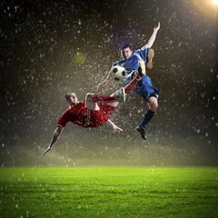 Foto op Plexiglas twee voetballers die de bal slaan © Sergey Nivens
