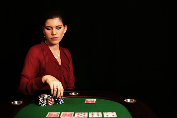 junge Frau spielt Poker