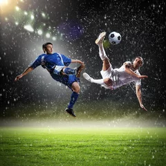 Zelfklevend Fotobehang Voetbal twee voetballers die de bal slaan
