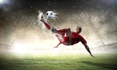 Rolgordijnen voetballer die de bal slaat © Sergey Nivens