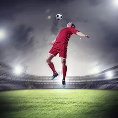  voetballer die de bal slaat © Sergey Nivens