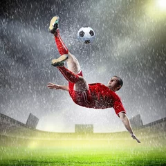 Gordijnen voetballer die de bal slaat © Sergey Nivens