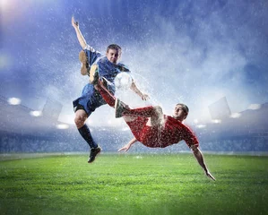 Gartenposter zwei Fußballspieler, die den Ball schlagen © Sergey Nivens