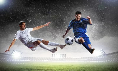  twee voetballers die de bal raken © Sergey Nivens
